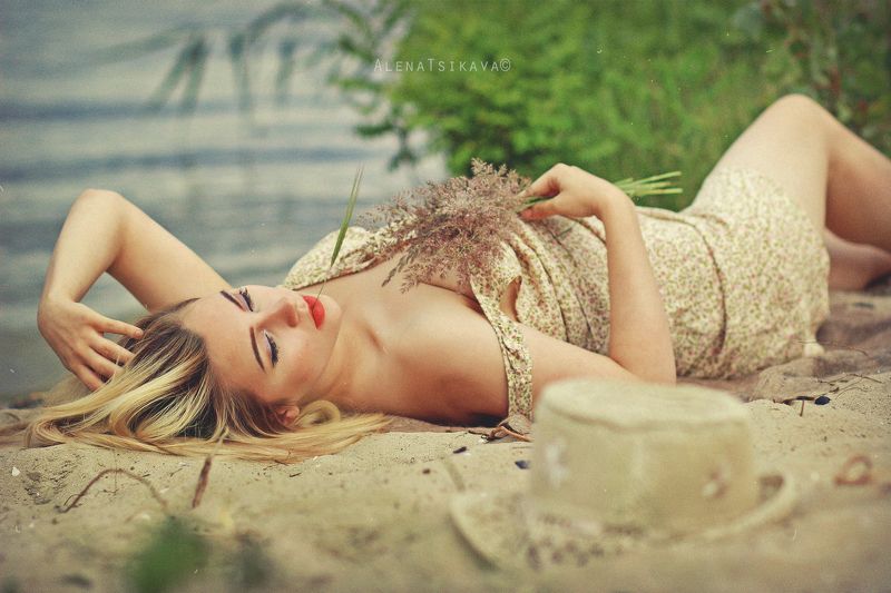 девушка пляж  релаксphoto preview