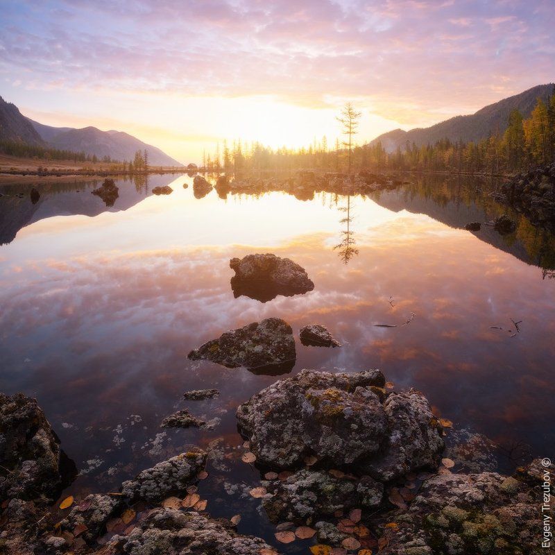 бурятия, рассвет, листья, мох, лишайник, камни, лес, осень яркий рассвет над лавовым озеромphoto preview