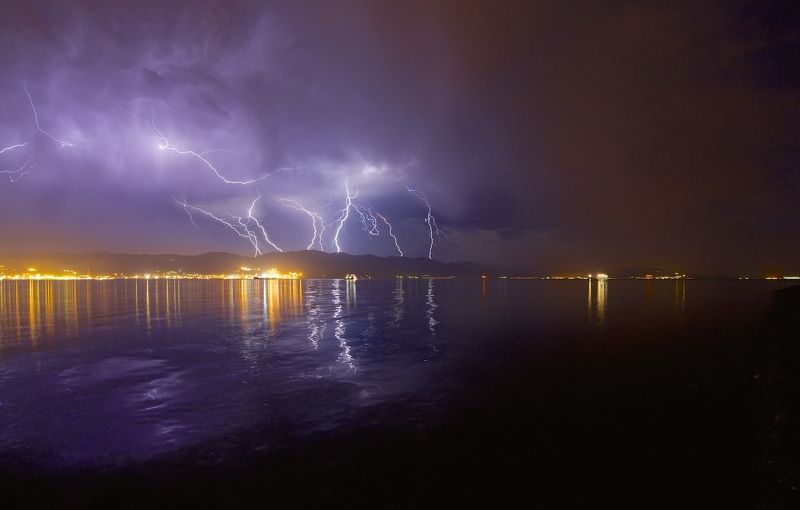 гроза, молнии, ночь, город, море, горы Небесная феерияphoto preview