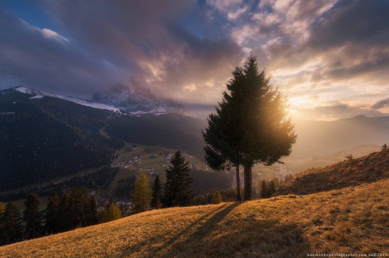 гардена, pentax, laowa, италия, доломиты, cассолунго, сельва, горы, долина, альпы, пейзаж, небо, путешествия, природа, курорт, юг, доломитовые, альпийский, синий, горы, тироль, трентино, ортизеи, пик, рок, высокий, осень, европа, снег, облака, вид, панора Италия. Доломиты. Закат солнца у деревни Selva di Val Gardenaphoto preview