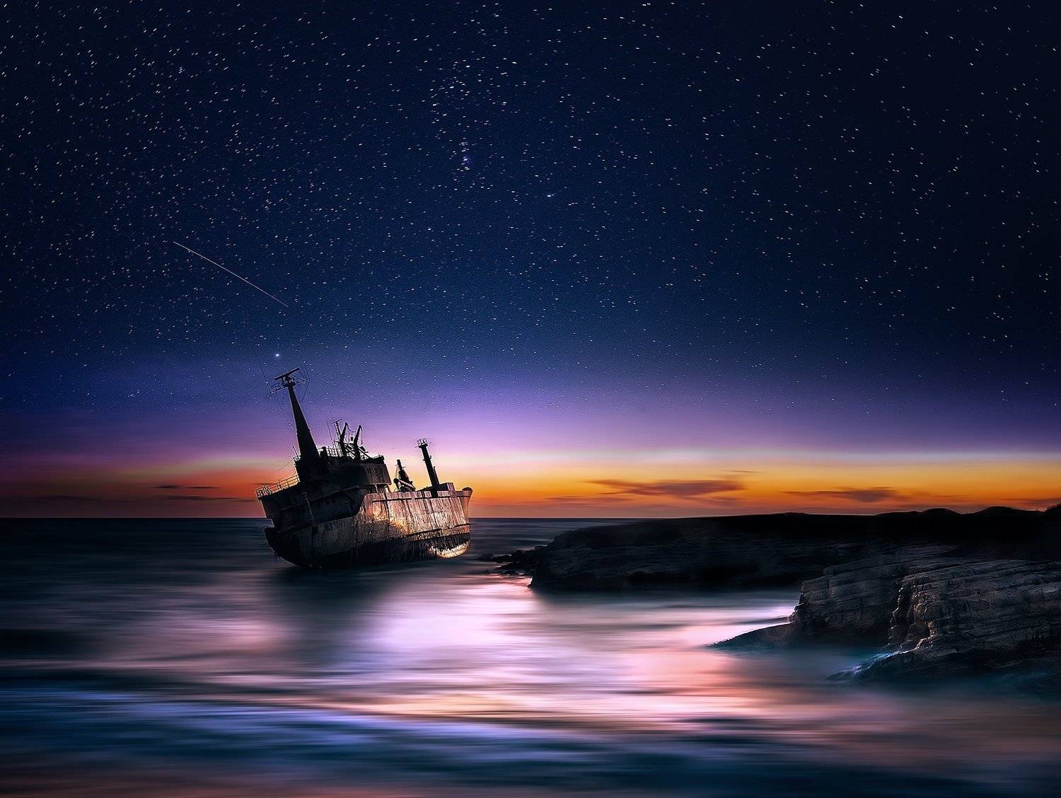 Звездная ночь над кораблекрушения. Автор: Albena Markova , Albena Markova