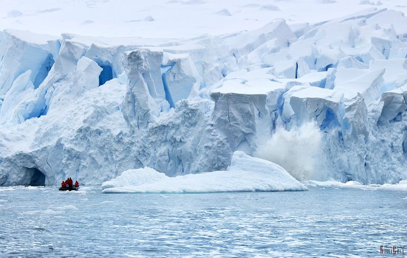 Antarctic, boat, ocean, zodiac, danger, ice, mountains, breaking ice, splash Ища на ж... приключенийphoto preview