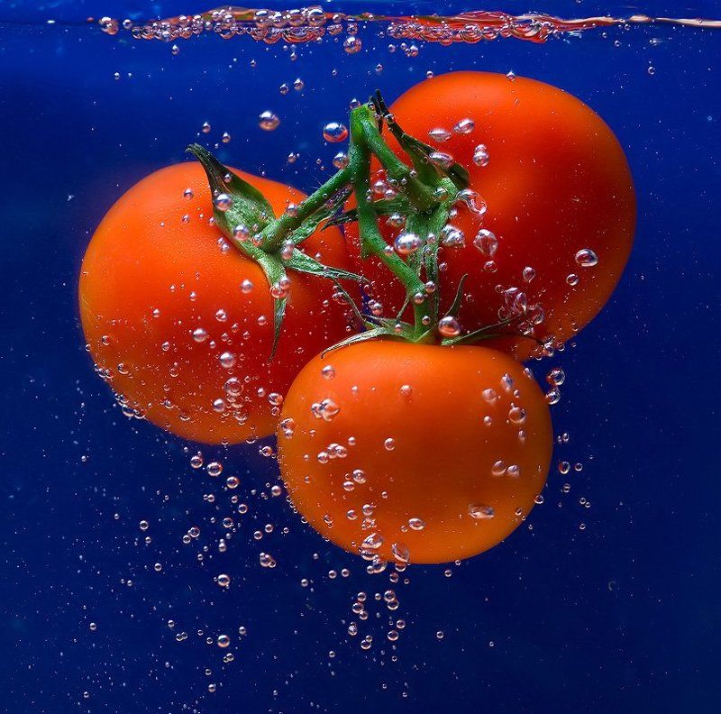 вода, помидоры, помывка, витамины Все принимайте витамин... или мойте овощи перед едой...photo preview