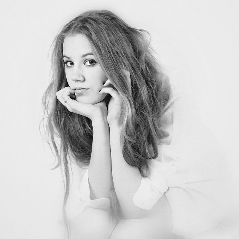 девушка, чб, портрет, студия, высокий ключ, взгляд Портрет девушкиphoto preview