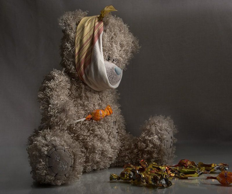 медвежонок, конфеты, игрушка Вариации на тему больного медведяphoto preview