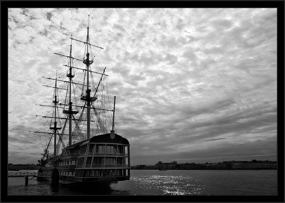 Простая черно-белая невская корабельная зарисовка. Автор: Kirill Shapovalov петербург, центр, нева, парусник, корабль, небо, чб, Kirill Shapovalov