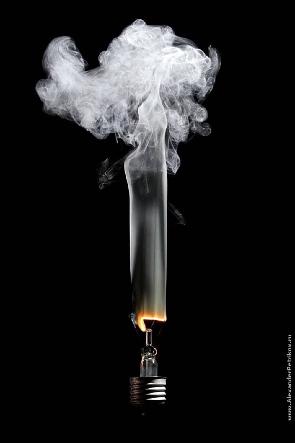 из серии 100W - или Как перегорают лампочки. Автор: Александр Петриков лампочки, 100, ватт, дым, Александр Петриков