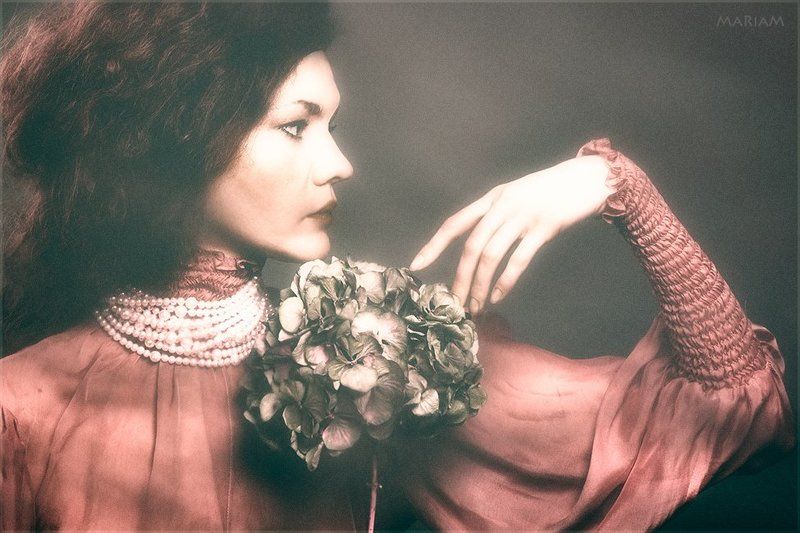 Девушка с цветкомphoto preview