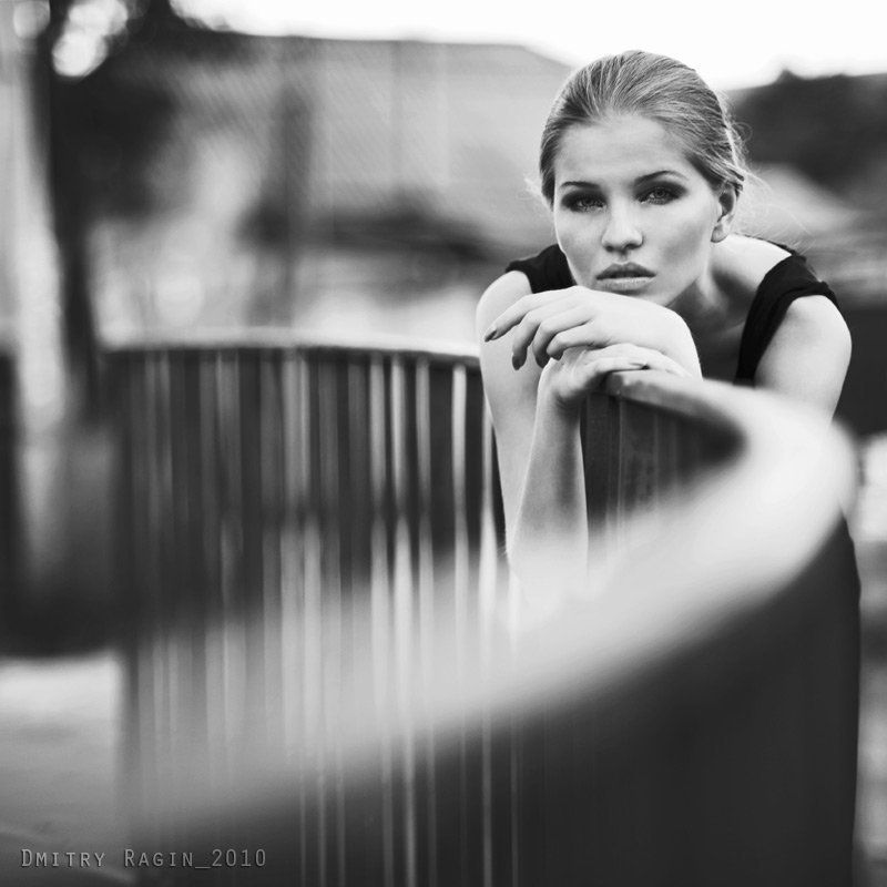 Кошка, которая гуляет сама по себеphoto preview