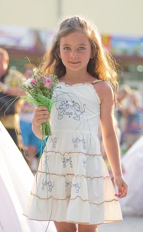 цветы, свадьба, дети у нее все впередиphoto preview