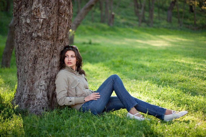 красивая, молодая, девушка, природа, трава, поляна, джинсы, пикник, поход, весна, севастополь, крым ***photo preview