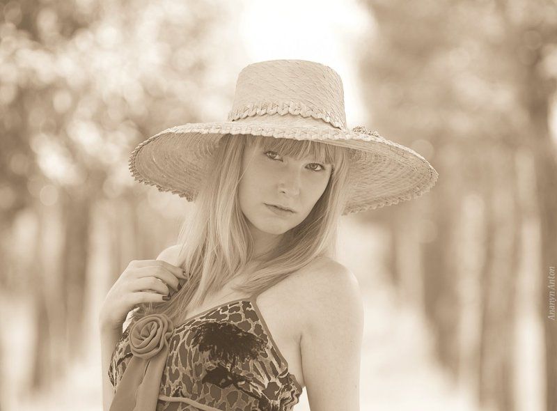 шляпа, постановочное, сепия Девушка в шляпеphoto preview