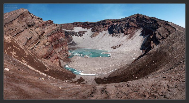 Пресное озеро в кратере вулкана Горелыйphoto preview