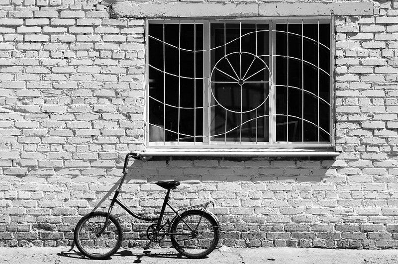 Этюд с велосипедом и окномphoto preview