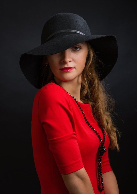 девушки, женщины, стиль, мода, красота Портрет девушки в красномphoto preview