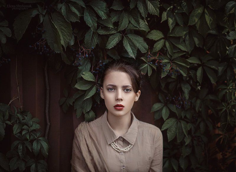 виноград, осень, бежевый, портрет девушки, взгляд wild grapesphoto preview