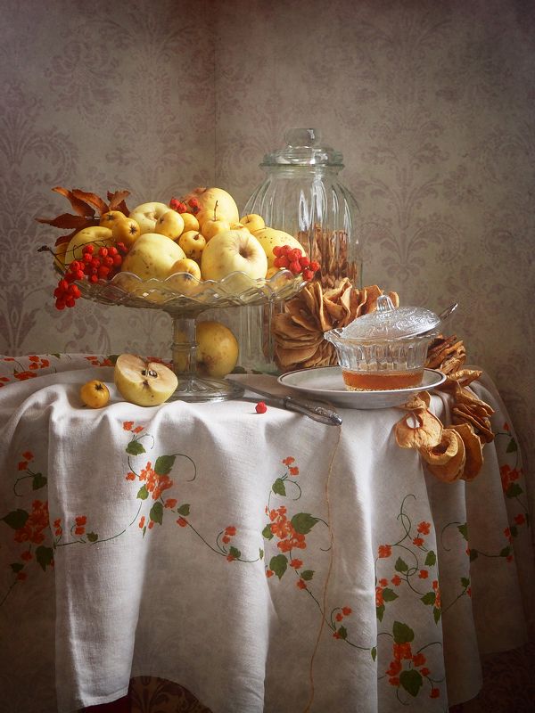 Сельский, натюрморт, желтый, осенний, яблоки, ваз, красный, ягоды, рябина, чашка, мед, льняной, скатерть, интерьер, деревенскй Осенние яблоки и медphoto preview