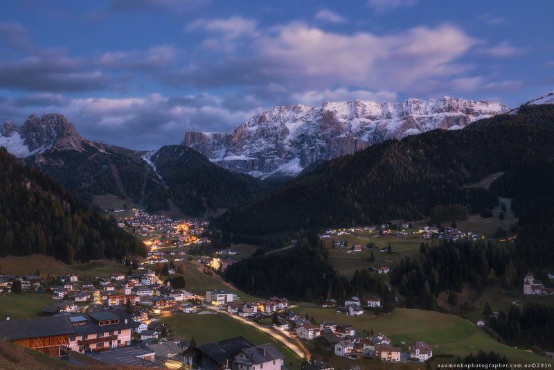 гардена, pentax, италия, доломиты, cассолунго, сельва, горы, долина, альпы, пейзаж, небо, путешествия, природа, курорт, юг, доломитовые, альпийский, синий, горы, тироль, трентино, ортизеи, пик, рок, высокий, осень, европа, снег, облака, вид, панорама, дер Италия. Доломиты. Осенний вечер у деревни Selva di Val Gardenaphoto preview