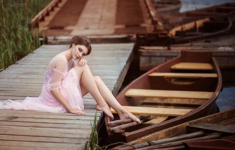 лодка, причал, деревянная пристань, розовое платье, лето, вода, река gentle storyphoto preview