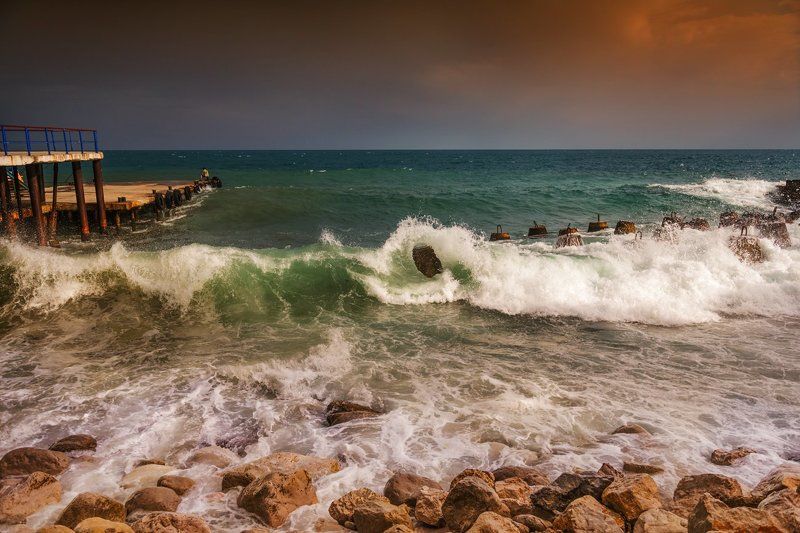 Море ревущее в берег упрямо стучитphoto preview