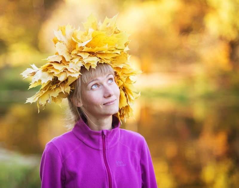 осень листья где-то там летит самолётphoto preview