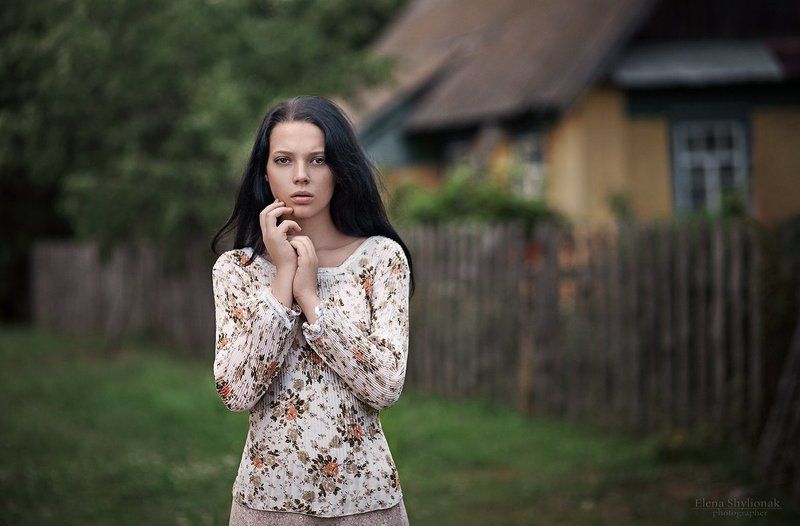 потрет девушки, черные волосы, взгляд, деревенский дом, природа countryphoto preview