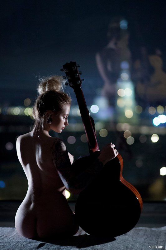 гитара, ночной город, огни, спб, питер, ппк, девушка, ню, фигура, свет, изгибы  Про музыкуphoto preview