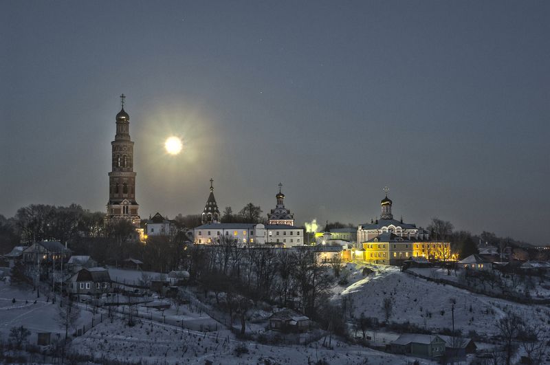Вид  с западной стороны на Пощуповский Иоанно-Богословский монастырь лунным вечером.photo preview