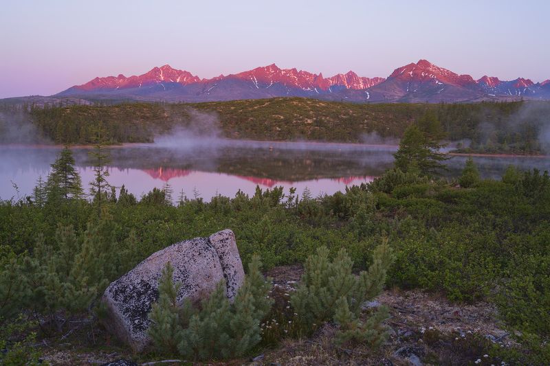 Колыма, осень, Сибирь, озеро Джека Лондона. Рассвет на стоозерке. В окрестностях озера Джека Лондона.photo preview