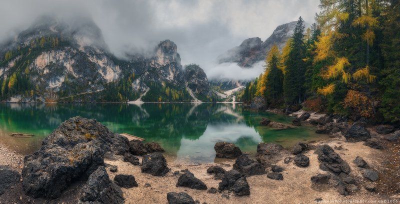 европа, италия, доломиты, брайес, альпы, озеро, пейзаж, осень, красивый, синий, доломитовые, лес, зеленый, туризм, дом, итальянский, горы, природа, панорама, парк, пик, пруд, скалы, юг, путешествия, деревья, бирюзовый, тироль, долина, вода Италия. Доломиты. Каменный берег у озера Braiesphoto preview