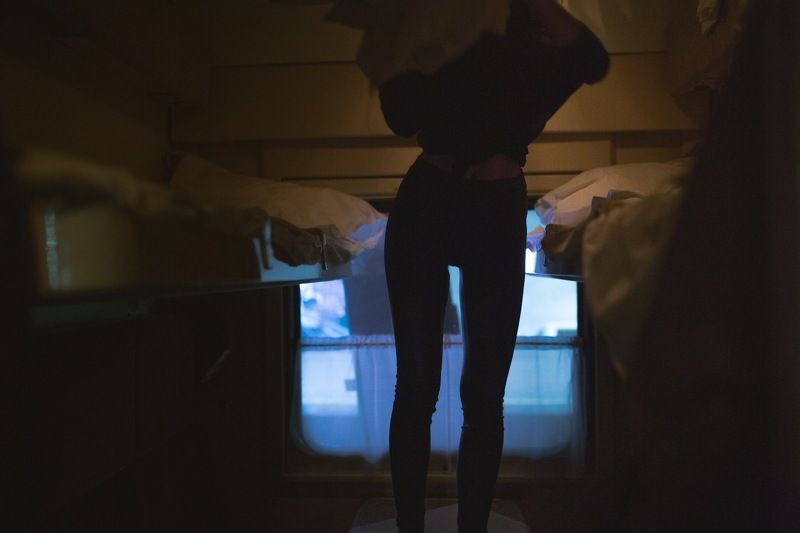 Подруга готовиться ко снуphoto preview