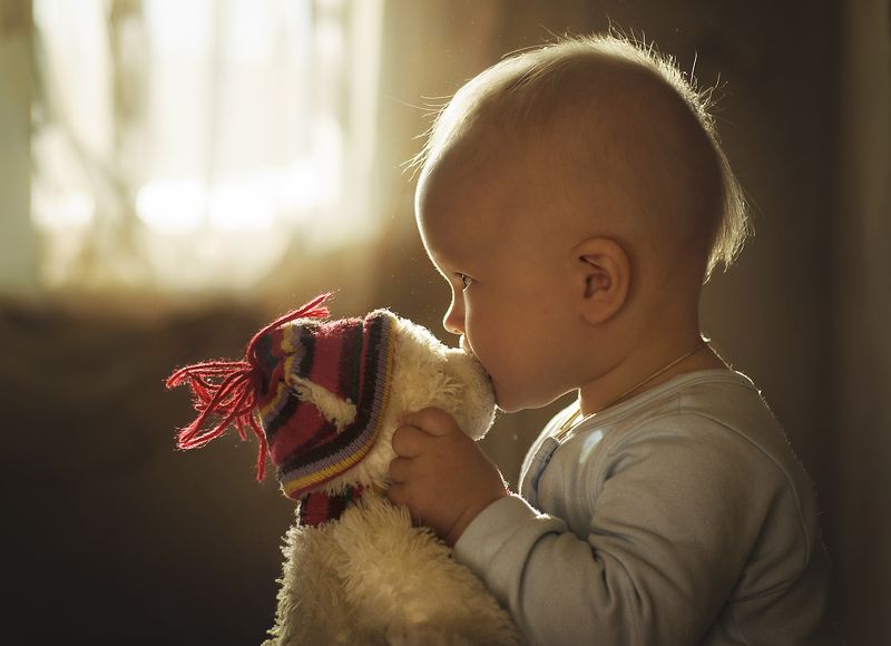 ребенок, дети, семья, малыш, игрушка, свет Поцелуй с укусомphoto preview