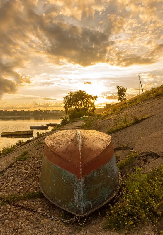 углич, лодка, рассвет, волга, река Старая лодкаphoto preview