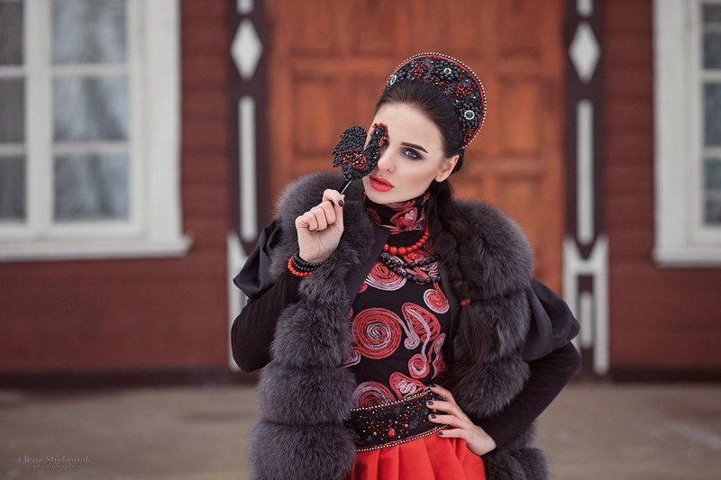 русская сказка, год петуха. петух, кокошник, модель, брюнетка, изба, русский стиль, мода Red and blackphoto preview