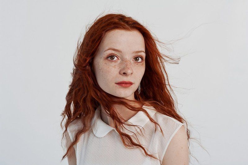 Девушка с серебряной сережкойphoto preview