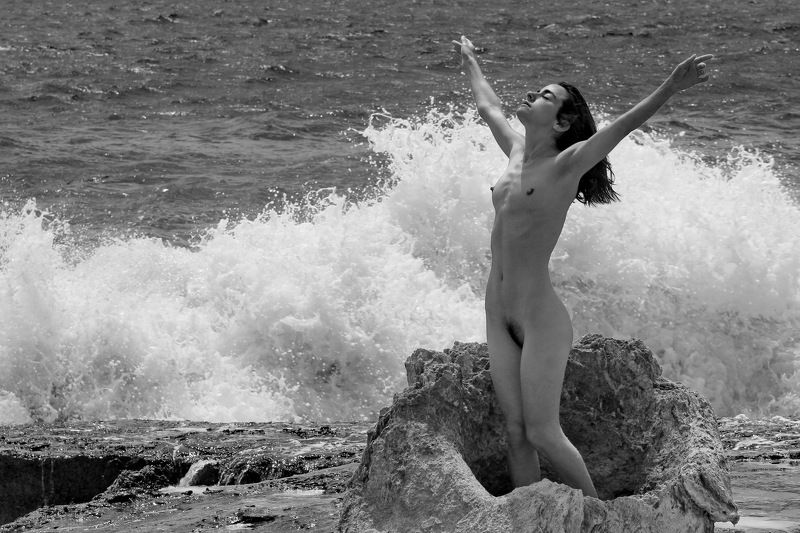sea, water, girl, nude, greece Vor der Gischt (Before the spray)photo preview