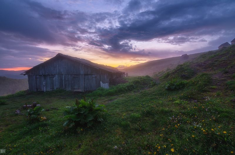 горы, закат, туман, карпаты, колыба, полонина, менчул, лопухи, кирпич, шифер Хаос на полонинеphoto preview
