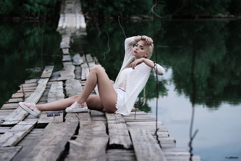 Девушка, мост, озеро, портрет. На озереphoto preview