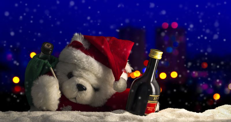 Мишка, Дед Мороз, Новый год, зима, снег, огни, мороз, алкоголь Праздник к нам приходит!photo preview