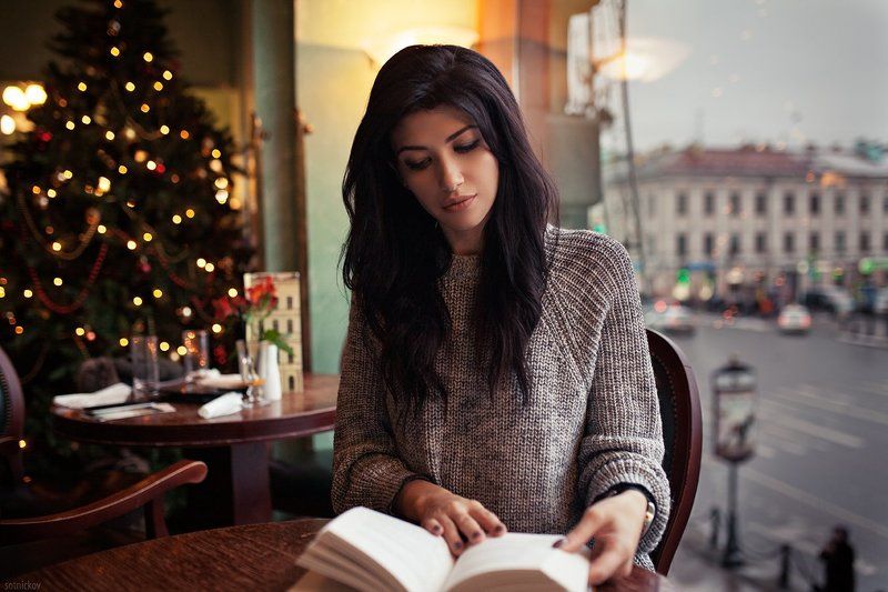 кафе, питер, девуушка, книга, елка, окно, столик, красивая  теплый питерphoto preview