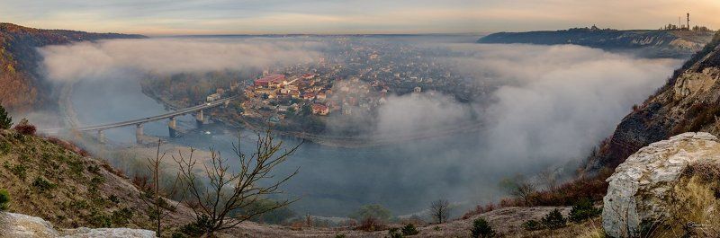 город. туман. вода. река. там за туманами фото превью