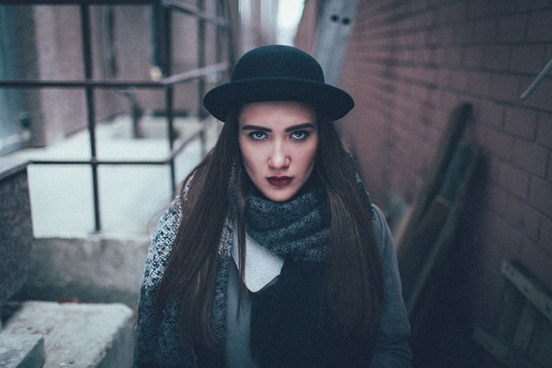 девушка, зима, дым, сигарета, подъезд, холод, окно, свет Елаизаветаphoto preview