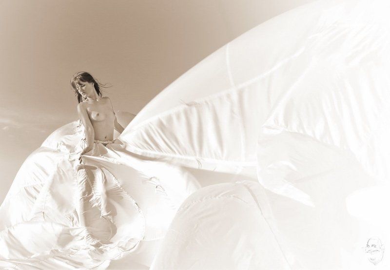 girl, nude, parachute Spiel mit dem Wind (play with the wind)photo preview