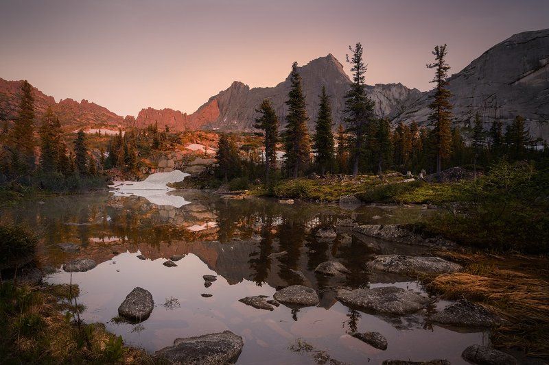 пейзаж, природа, красивая, горы, хребет, скалы, камни, озеро, отражения, берег, трава, вечер, высокий, большой, холодный, ергаки, саяны, красноярский край Вечер на Лазурномphoto preview