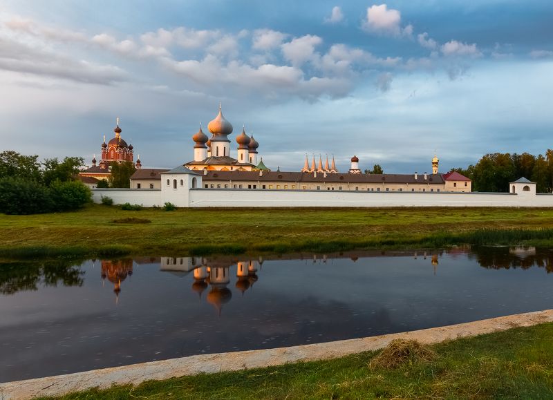 Тихвин, Тихвинский Богородичный Успенски Летним утром окрест Успенского монастыря.photo preview
