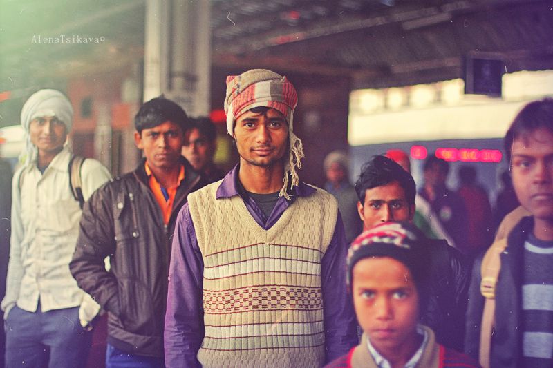индия вокзал парни индусы люди alenatsikava вокзал НьюДелиphoto preview