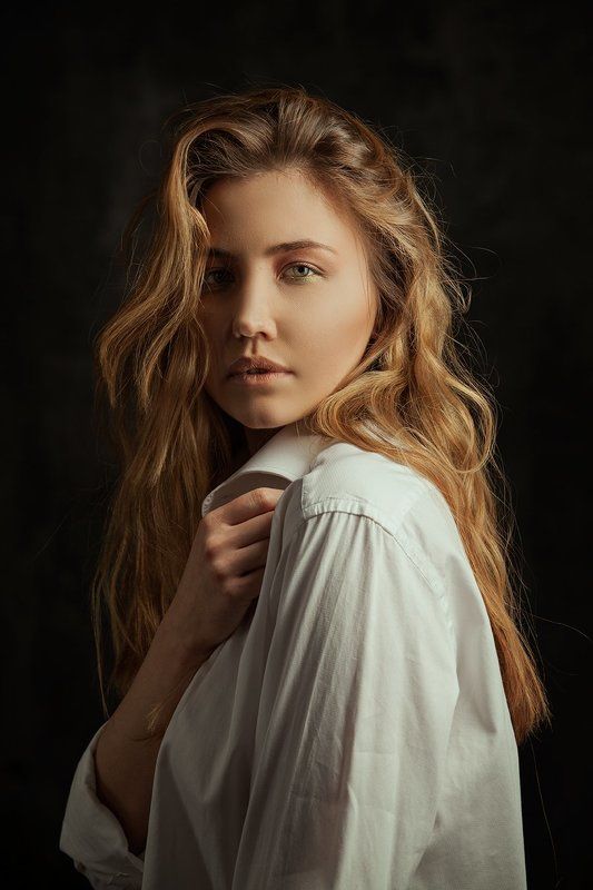 девушка, портерт, фон, рубашка, волосы, причестка,  белое и черноеphoto preview