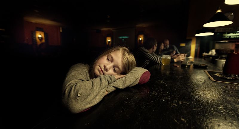 Уж полночь близится, а взрослые всё пьют... photo preview