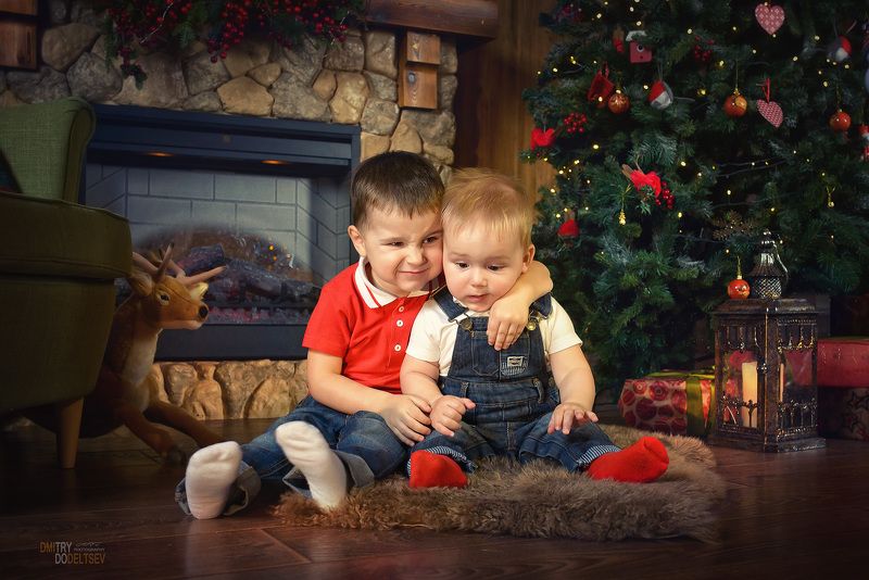 дети, братья, елка, новый год, студия, смешные, мальчики, камин, портрет Перцы...photo preview