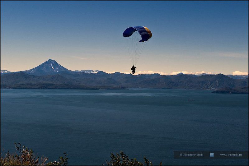 Камчатка, море, горы, параплан Над землейphoto preview